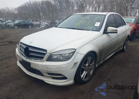 2011 Mercedes-Benz C 300 Luxury 4Matic/Sport 4Matic z USA, uszkodzony, nr VIN WDDGF8BBXBR180490